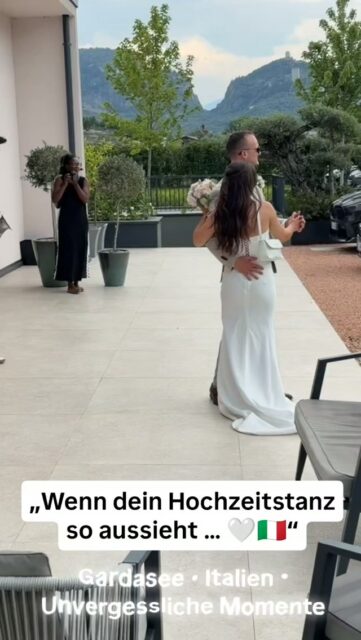 ✨ Ein Tanz, den man niemals vergisst – direkt am wunderschönen Gardasee. 🇮🇹🤍
Wenn am schönsten Tag im Leben die Musik beginnt, die ersten Töne des Saxophons erklingen und sich das Brautpaar im Tanz verliert, entsteht genau dieser eine Moment, für den man heiratet. 🎷💍
Umgeben von der atemberaubenden Kulisse des Gardasees, mediterranem Flair und der besonderen Atmosphäre Italiens wurde aus einem Hochzeitstanz eine ganz persönliche kleine Liebesgeschichte. ✨
Das Saxophon im Hintergrund, die Blicke des Brautpaares, die Emotionen und die wunderschöne Location – alles zusammen macht diesen Augenblick einzigartig. 🥂🌿
Denn eine Hochzeit ist nicht nur ein Tag.
Es sind die kleinen Momente, die später zu den schönsten Erinnerungen werden. 🤍
🇮🇹 Ihre Traumhochzeit am Gardasee – stilvoll, persönlich und mit ganz viel Liebe zum Detail.
CHRISALINA EVENTS begleitet euch bei eurer Traumhochzeit in Italien – von der ersten Idee bis zu den Momenten, die für immer bleiben. ✨
💍 Ihr träumt auch von einer Hochzeit am Gardasee?
Dann folgt uns für mehr Inspiration rund um Hochzeiten in Italien, besondere Locations, Dekoration, Emotionen und unvergessliche Momente.
📩 Schreibt uns gerne „GARDASEE“ per DM und erzählt uns von eurem Hochzeitstraum.

#ChrisalinaEvents #Gardasee #HochzeitAmGardasee #HeiratenAmGardasee #HochzeitInItalien